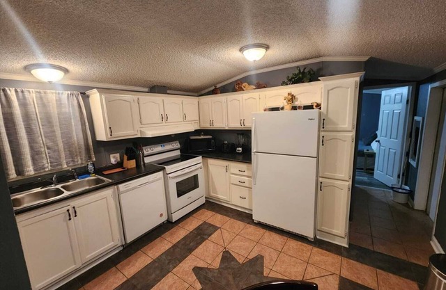 Private 3-BR Guest House with Full Amenities and Abundant Parking, near Airport.