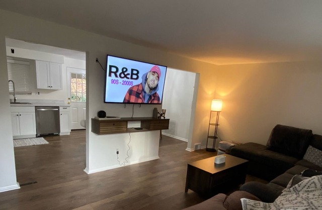 Private 3 BR home near local restaurants, bars, and parks.