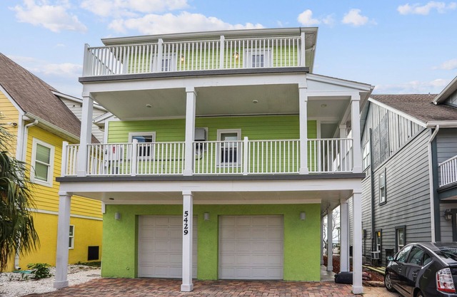 ⭐Private 4BR Home-Water Views-2 Private Balconies-Walking Distance to Downtown⭐