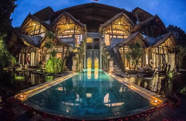 Private 8 bedroom villas + swimming Pool