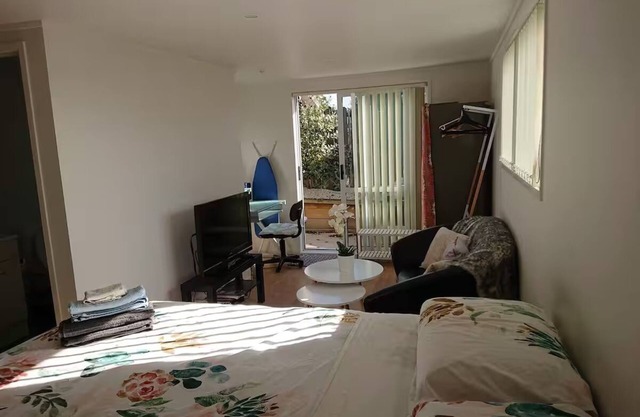 Private and clean studio in middle of North Shore