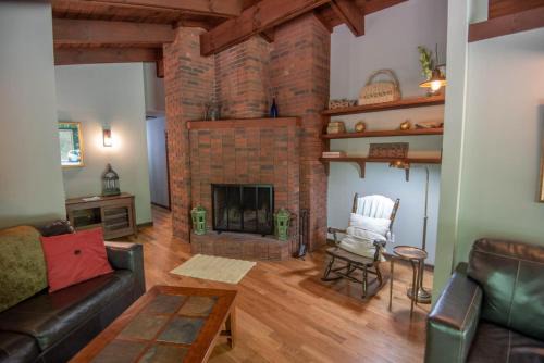 Private and Modern Blue Ridge Mountain Chalet- Sleeps 6 Dogs Welcome