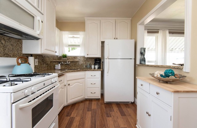 Private Apartment near beaches, LAX, SoFi - w/Large Deck /Pets ok