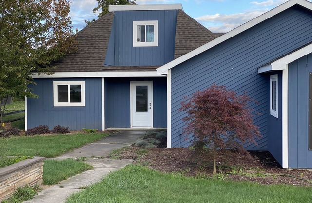 Private apt. that easily sleeps six (8 possible) close to Golf, Skiing, Beach