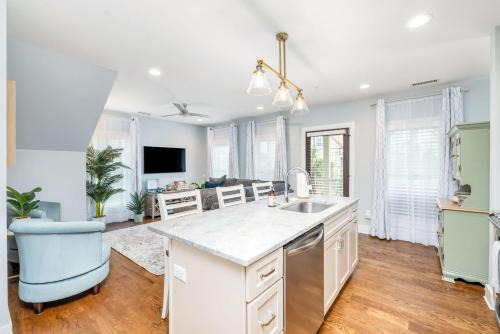 Private Balcony 2 Living Rooms 2 Blocks to King