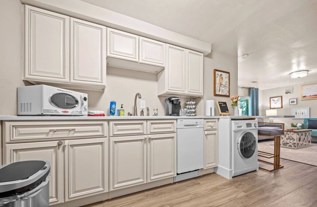 Private Basement - Two King Beds and Hot Tub