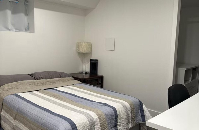 Private bath/bedroom/living room suite. 13 mins walking distance from Skytrain
