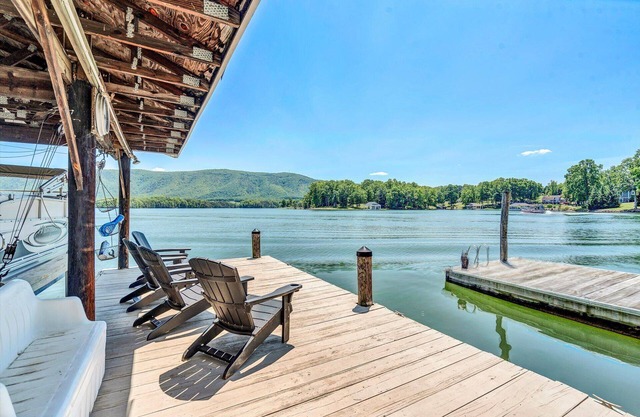 PRIVATE BEACH, FLAT LOT, FIRE-PIT, SLEEPS 18