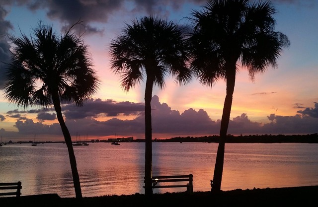 Private Beach on the Intercoastal, amazing Sunsets, Comfortable, Clean, Complete