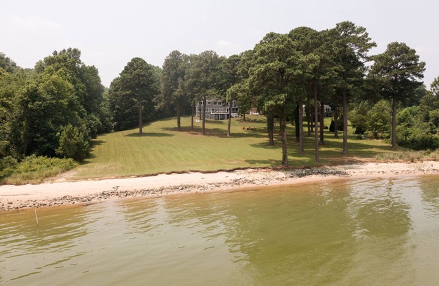 Private Beach, Outdoor Living. Kayaks, BBQ, ping pong, more