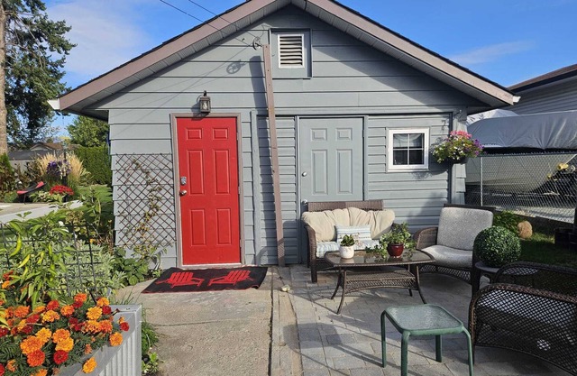 Private carriage house w/Hot tub &Pool