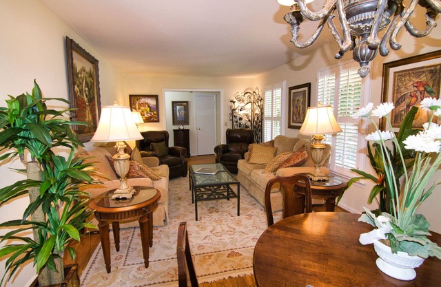 Private charming, stylish retreat in Tucker