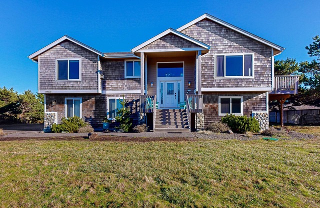 Private community home with beach access, jetted tub, scenic views, & fireplaces