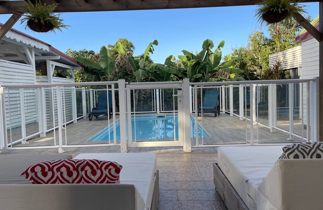 Private cottage, pool and spa 5 to 20 minutes by car from hiking trails and beaches.