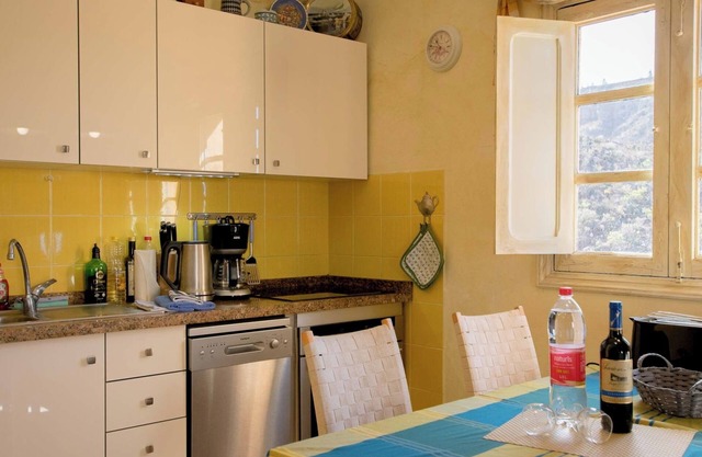 Private Cottage with shared Heatable Solar Pool, Sauna, Jacuzzi and Sea View