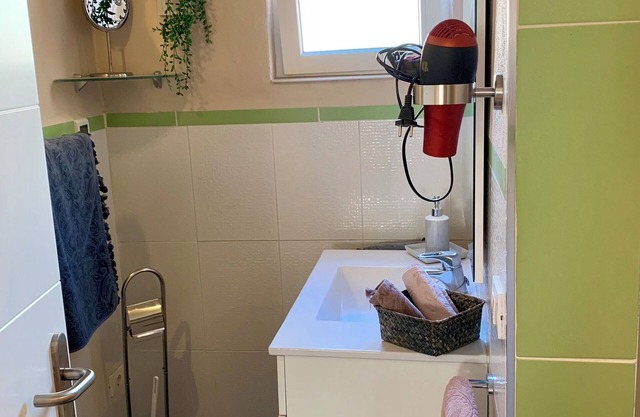 Private Cottage with shared Heatable Solar Pool, Sauna, Jacuzzi and Sea View