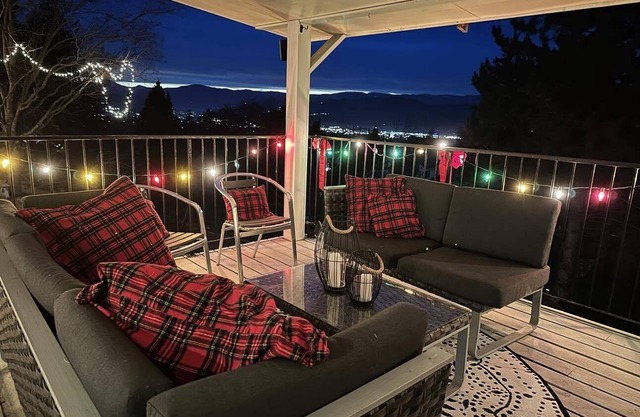 Private Country Cottage with great views. Close to Skiing, Beaches and Town.