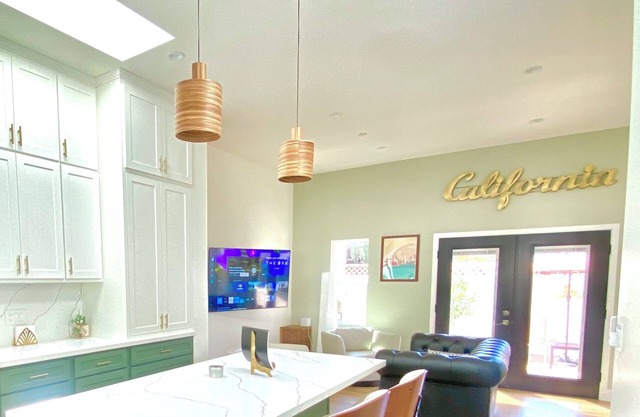 Private Cozy 1-bedroom with skylights, WiFi, and AC. LAX and So- Fi adjacent