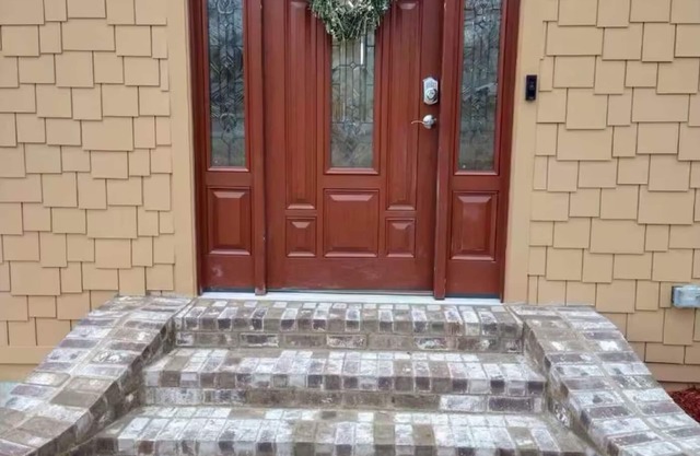 Private cozy unit with a sunroom & kitchenette!