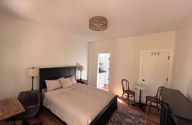 Private Deck Studio Apt w/AC in charming Flat Rock near Hendersonville, Saluda.