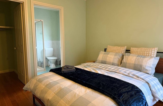 Private Ensuite Room| Walk-In Robe | 1min to Train