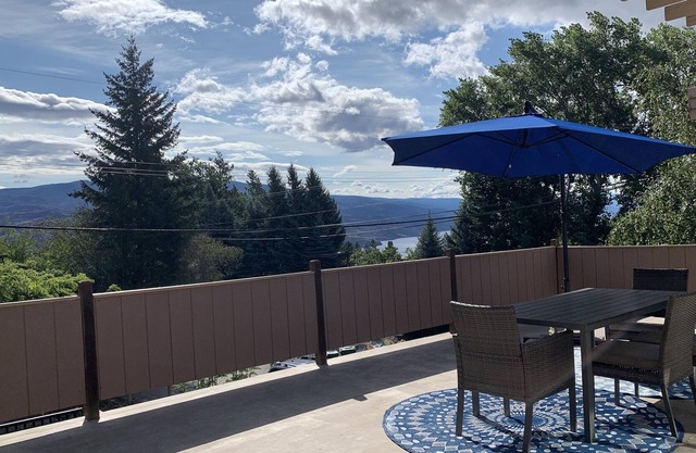 Private entrance 2 bedroom guests suite 5min drive to downtown Peachland.