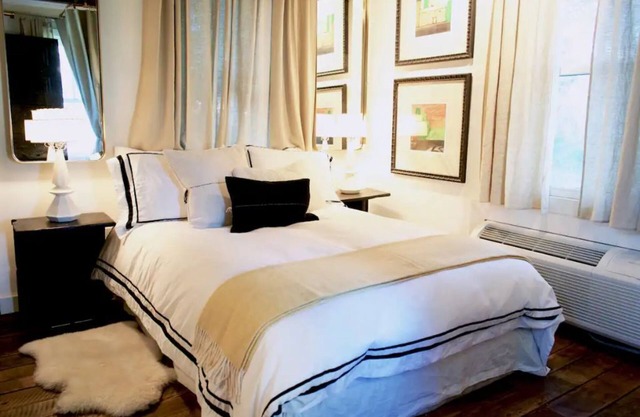 Private entrance charming room with clawfoot tub.