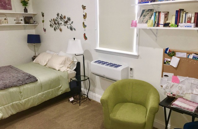 Private Entrance near Airport in Safe Neighborhood