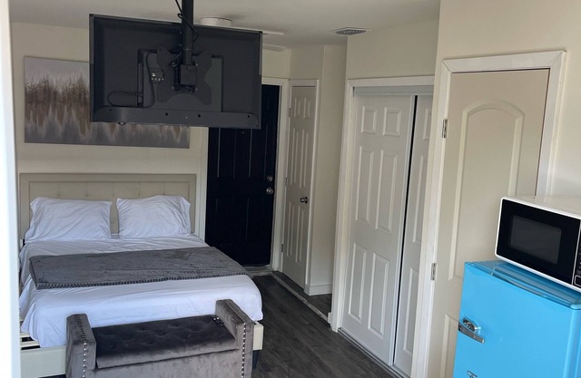 Private entrance studio apt, free Wi-Fi & parking!