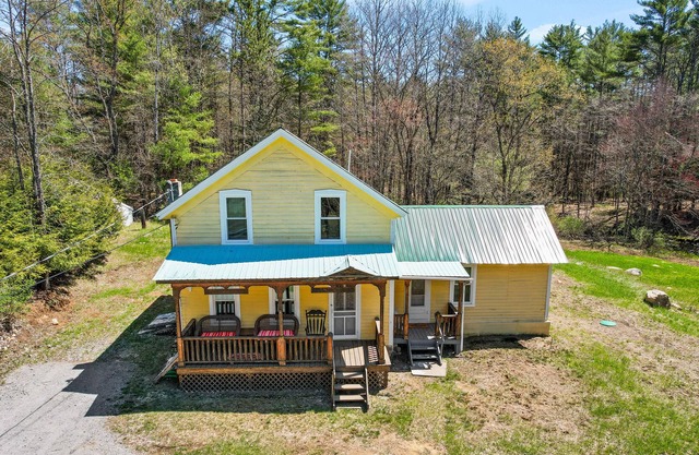 Private escape near the lake, town, and hiking with free WiFi and full kitchen