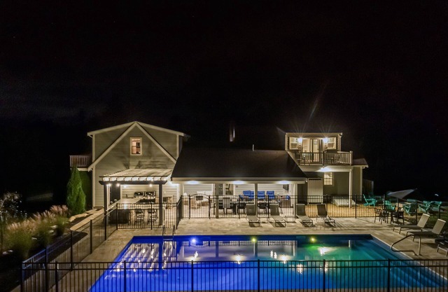 Private Estate, heated pool, outdoor Livingroom, kitchen, 11 bedrooms, sleeps 20