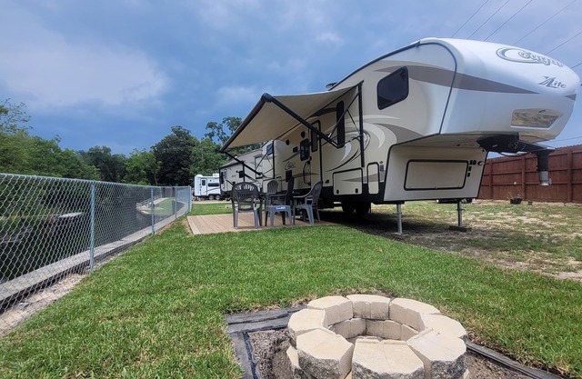 Private Family Creekside RV Side+15 Min drive to Beach. Fenced Parking Lot