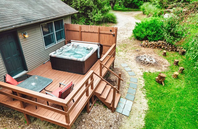 Private Forest ~ HotTub ~ King Bed ~ Near Ash Cave