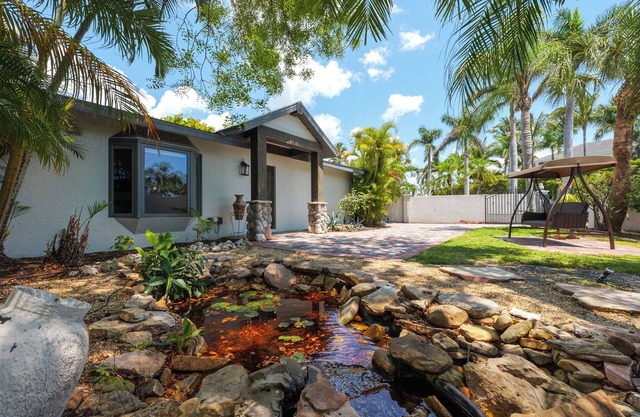 🏝Private Gated Home w/heated pool - a 1 minute walk to St Armands Circle🏖