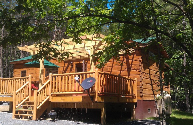 Private getaway w/hot tub, wifi. Secluded amongst trees & near Sleepy Creek.