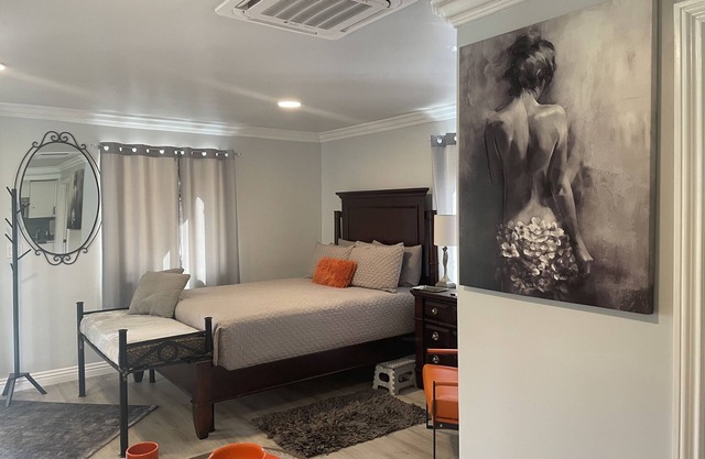 Private guest house, pool & bath.
