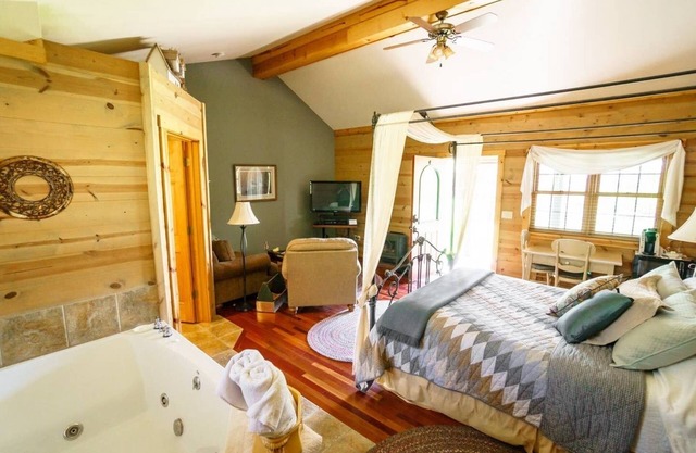 Private guest house w/jacuzzi tub, gas fireplace close to several famous parks