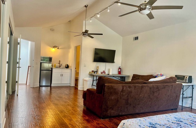 Private guest-suite with separate entrance