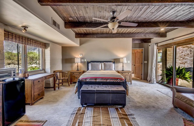 Private Guest Wing in the heart of the Catalina Foothills w/Rooftop Patio