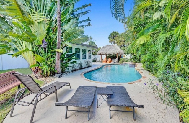 Private heated Pool, 6 minute walk to the beach and shopping