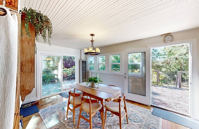 Private half-acre near wineries with large deck & bohemian feel - dog-friendly