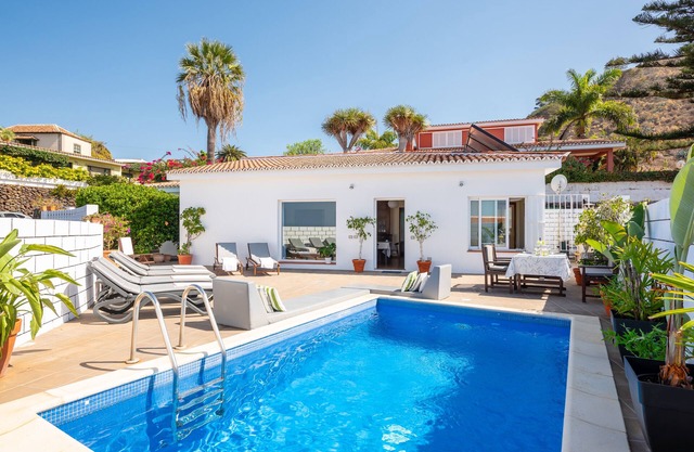 Private HEATED pool, Free Ultra Fast Free Wifi, fixbed barbacue, Netflix, views