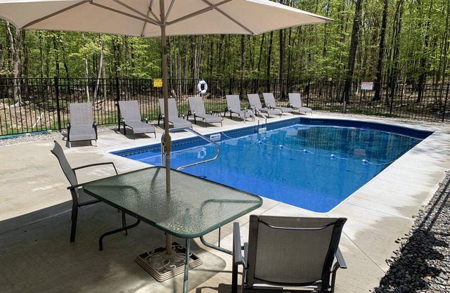 Private heated pool. Secluded 4,500sq.ft Hot tub. game room.