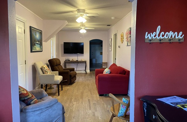 Private home and entrance, large full kitchen, fenced yard, Pets, Parking