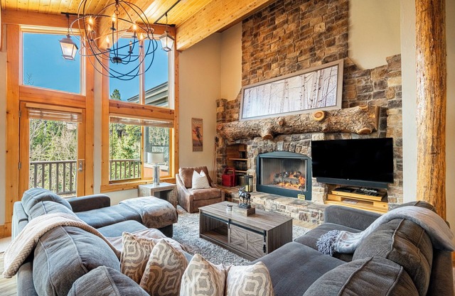 Private Hot tub & BBQ, Shuttle! Luxury Amenities & walk to lifts