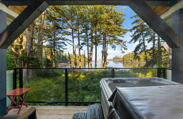 Private Hot Tub! Beachfront Cabin With Views! ⎮ Morning Mist