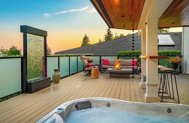 Private hot tub, stunning deck, gorgeous view!n