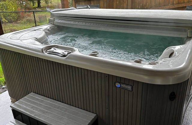 Private Hot Tub, Charming 1-bedroom apartment in delightful Vancouver with WiFi