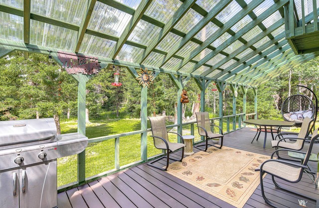 Private Hot Tub: 'Enchanted Hideaway' in Lincoln!