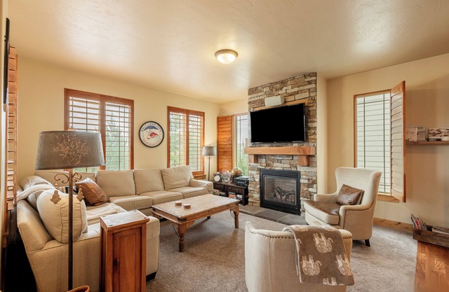 Private Hot Tub + Pet-Friendly + Community Amenities & Great Location!